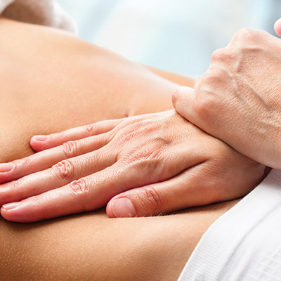 Bei der Massage werden unter sanftem Druck und mit spezieller Kenntnis besondere Reflexzonen und Energiepunkte behandelt, um für Entspannung zu sorgen.